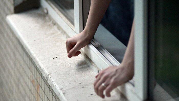 Məktəbdə şagird 2ci mərtəbədən YIXILDI