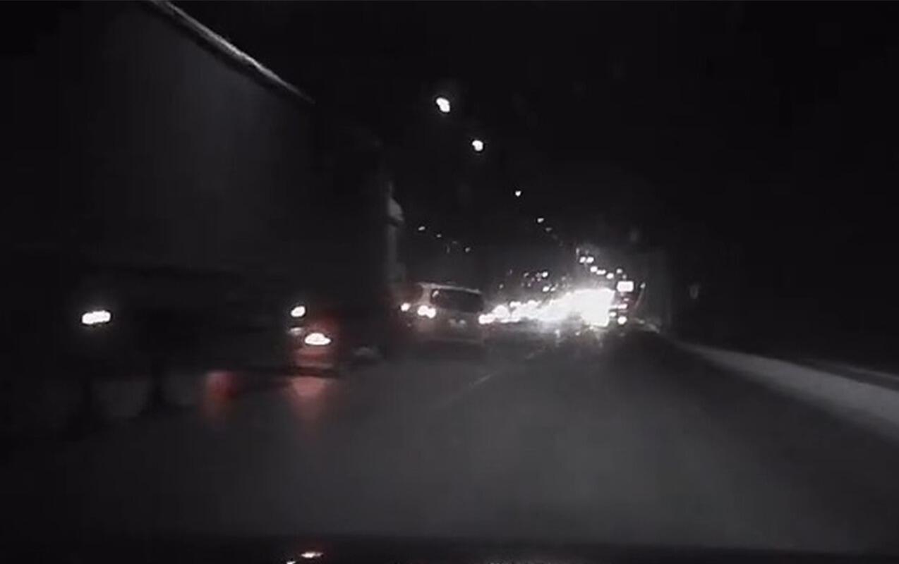 Bakıda ağır QƏZA  Y&uuml;k maşını minik avtomobilinə &ccedil;ırpıldı 