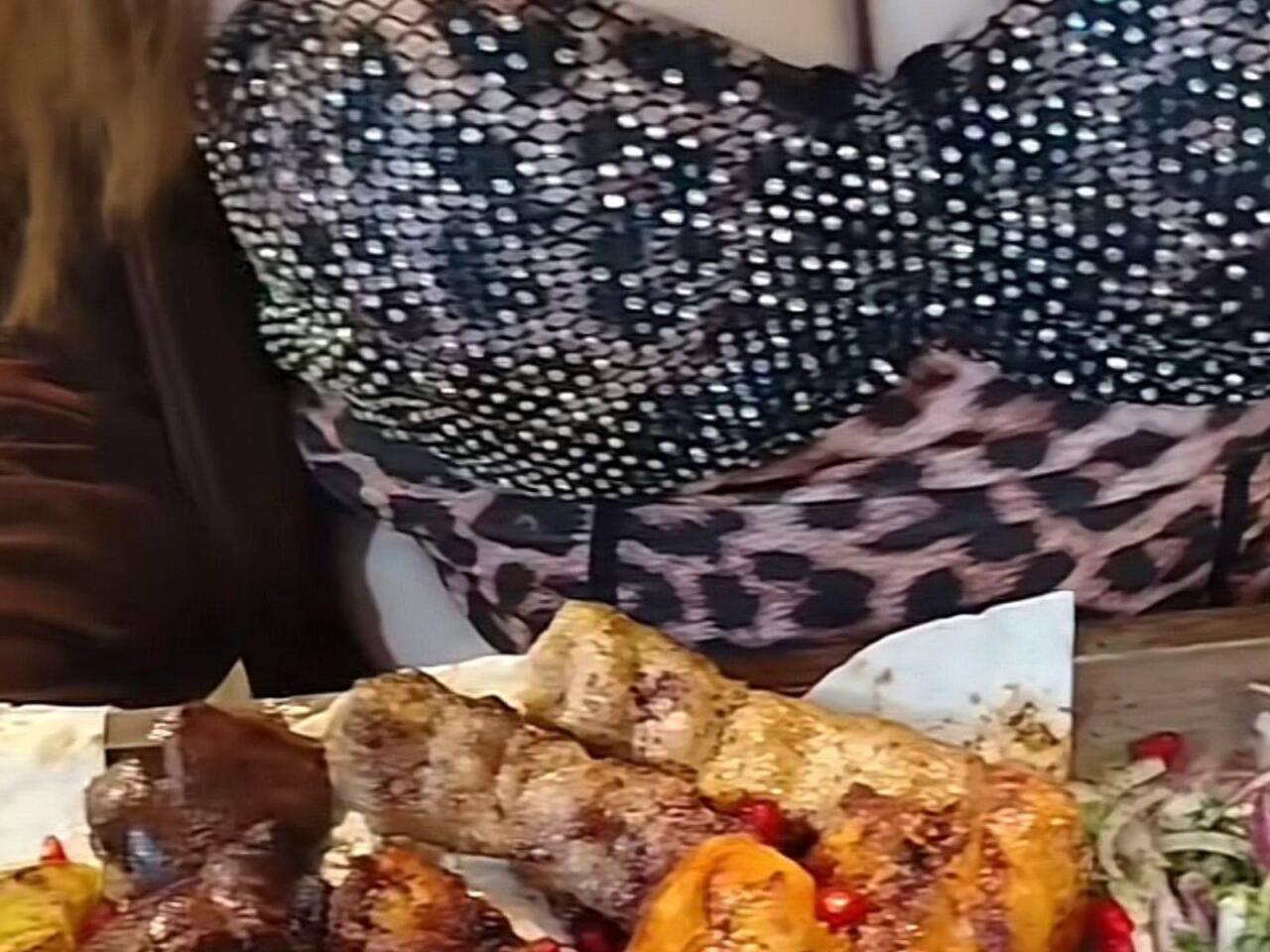 "Hərə bir sinəsi açıq qızı çıxarıb guya reklam edir"  Sosial şəbəkələrdə qeyrietik tendensiya yayılıb