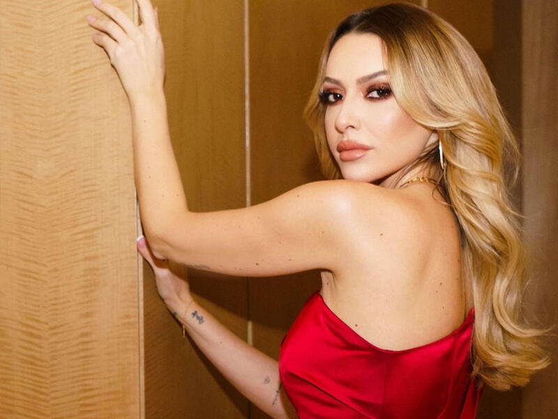 Hadise səhnədə yataqda "oyun çıxardı"  VİDEO