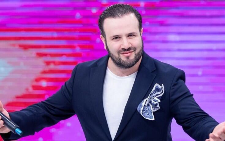 "Atam yaşda sənət&ccedil;ini hər g&uuml;n efirdə g&ouml;rəndə utanıram"