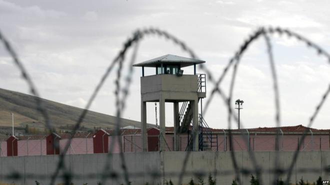 Ana həbsdəki oğlu üçün telefon keçirmək istədi...