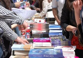 Yazı&ccedil;ı &ouml;z kitabını k&uuml;&ccedil;ədə, meydanda sata bilməz 