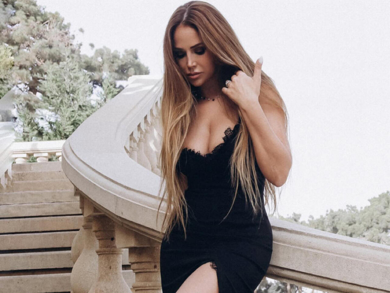 Nigar dekolteli geyimi ilə DİQQƏT &Ccedil;ƏKDİ 