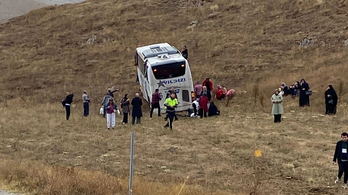 Türkiyədə sərnişin avtobusu yük maşını ilə toqquşdu  Çox sayda yaralı var