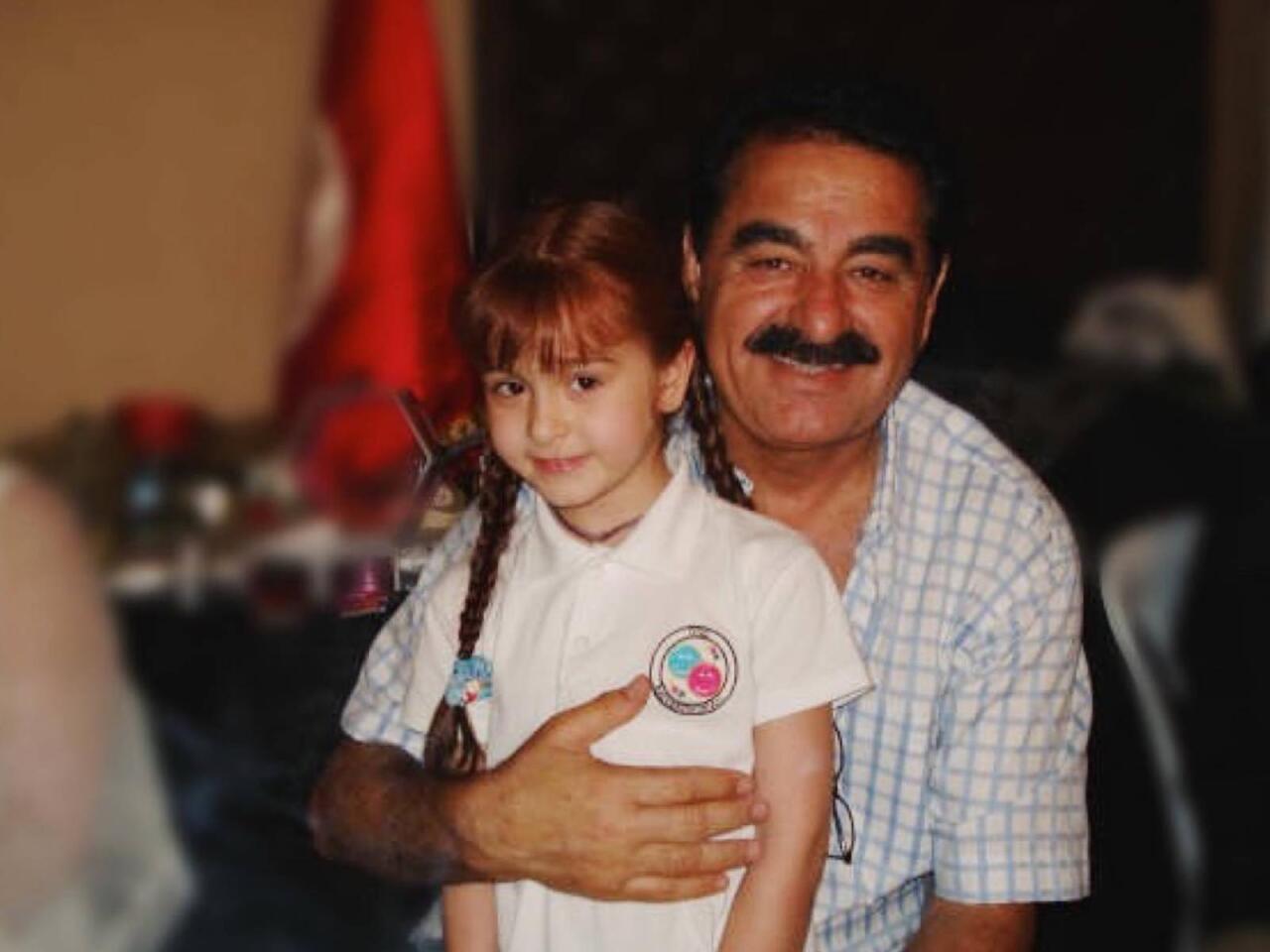 Bir vaxtların uşaq ulduzu indi a&ccedil;ıqsa&ccedil;ıq səhnələrə &ccedil;əkilir  FOTO