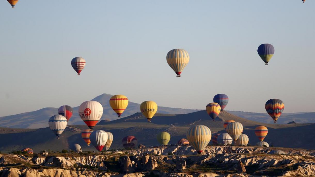 Yanaraq yerə çırpılan hava şarında turistlərin son anları 