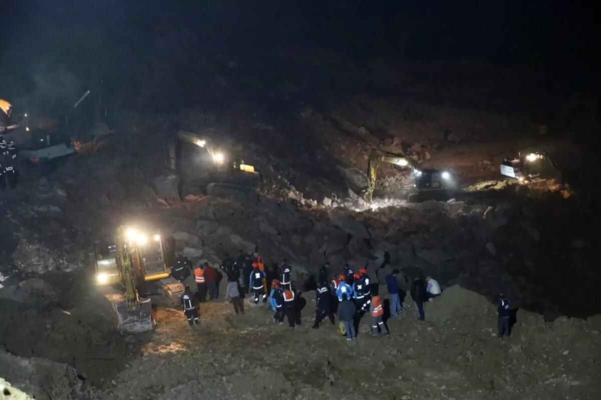 Türkiyədə karxana çöküb  Ölən var 