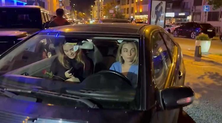 Aktrisa gül satan uşağı maşınla vurub hadisə yerindən belə qaçdı 