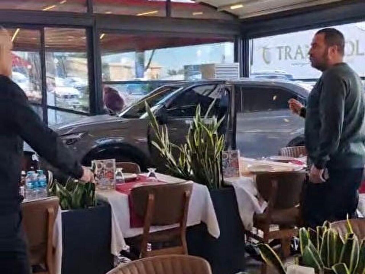 T&uuml;rkiyəli m&uuml;ğənni maşını ilə restorana &ccedil;ırpıldı  FOTO