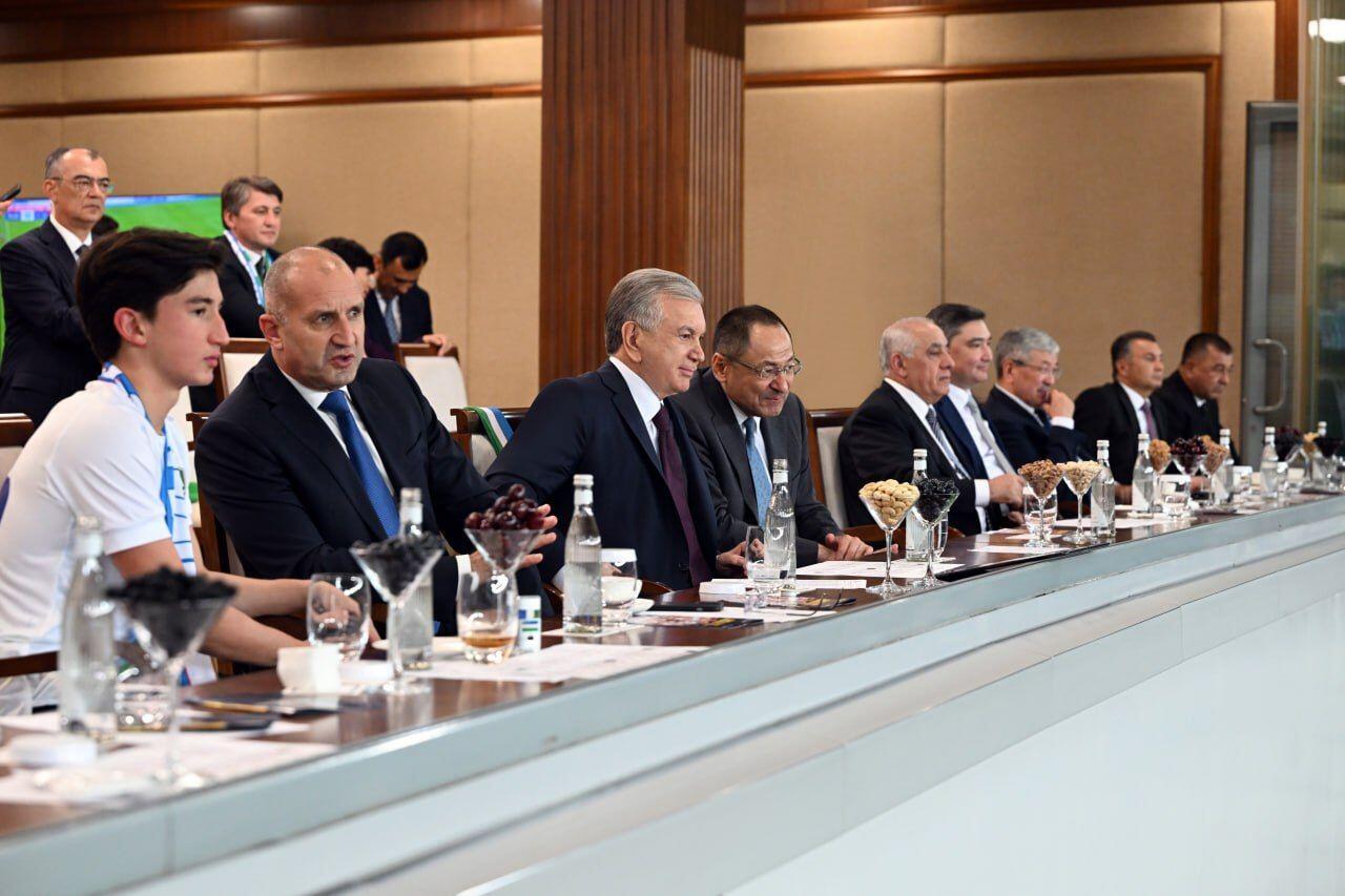 Şavkat Mirziyoyev futbolçulara BYD hədiyyə etdi  Əli Əsədov qələbəni stadiondan izlədi  FOTO