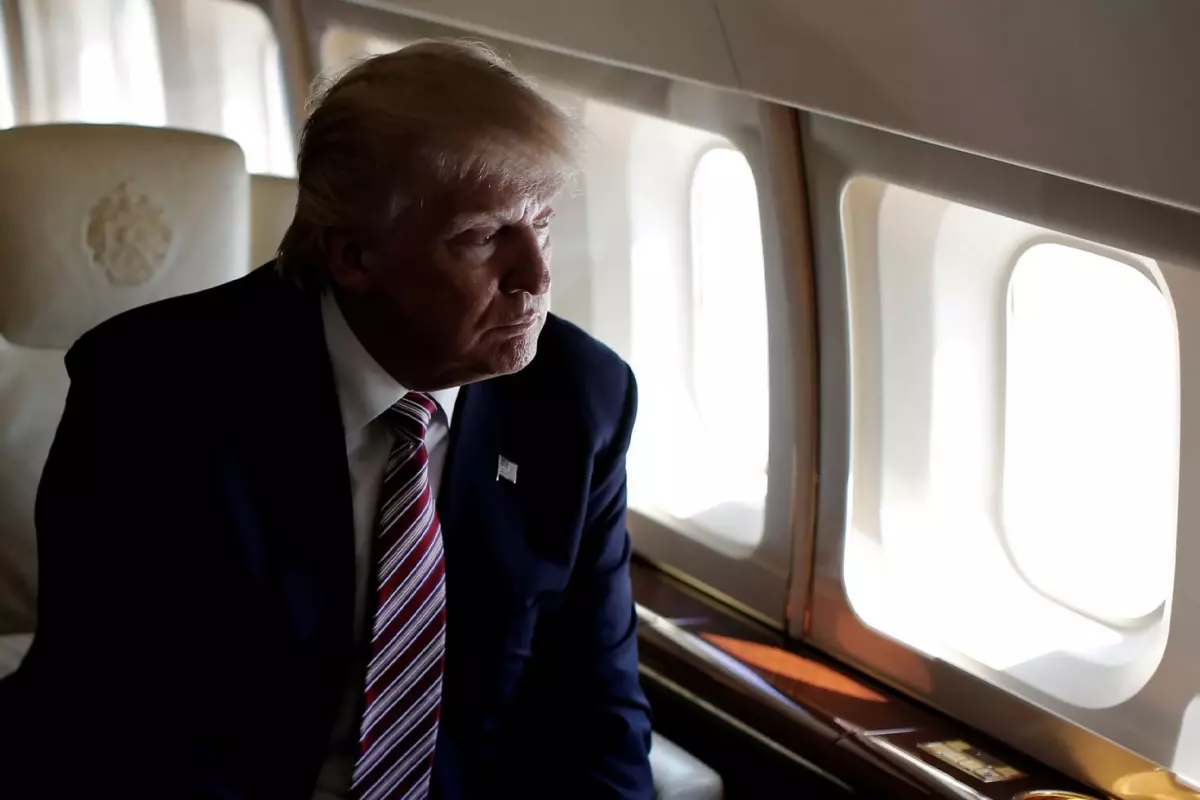 Trampın təyyarəsində nasazlıq  Təcili geri qayıtmalı oldu