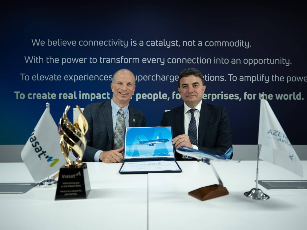 AZALın təyyarələrində “WiFi” olacaq  “Viasat” ilə müqavilə imzalandı