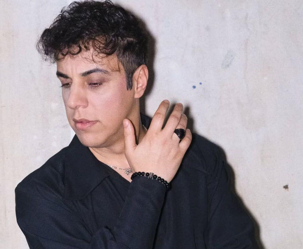 "N&uuml;şabənin, G&uuml;l&uuml;stanın evində oturub qeybətimi qırırsan, UTANMIRSAN?