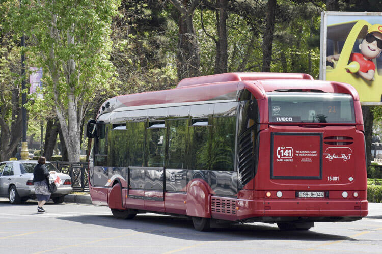 “BakuBus” avtobusu qəzaya düşdü  meyvələr yola dağıldı 