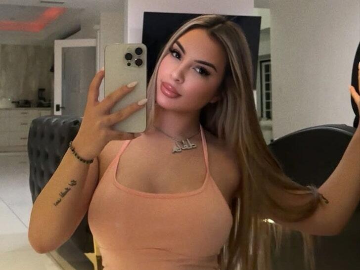 Tanınmış bloqer maşınında g&uuml;llələnib &ouml;ld&uuml;r&uuml;ld&uuml; 