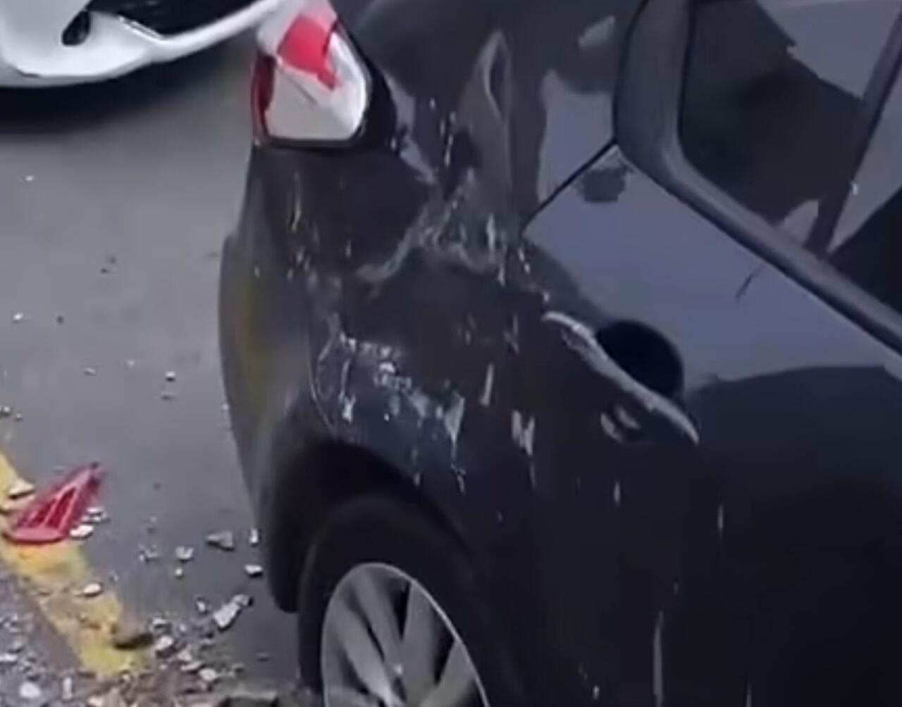 Yasamalda k&uuml;lək binan fasadını qopardı