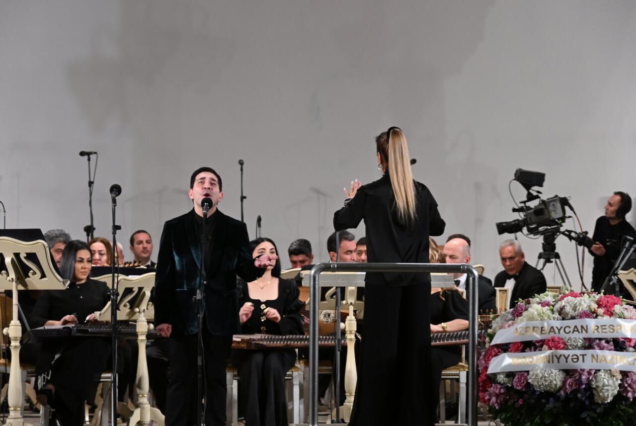 Xalq şairi Fikrət Qocanın 90 illik yubileyinə həsr olunmuş musiqili bədii gecə ke&ccedil;irildi  FOTO