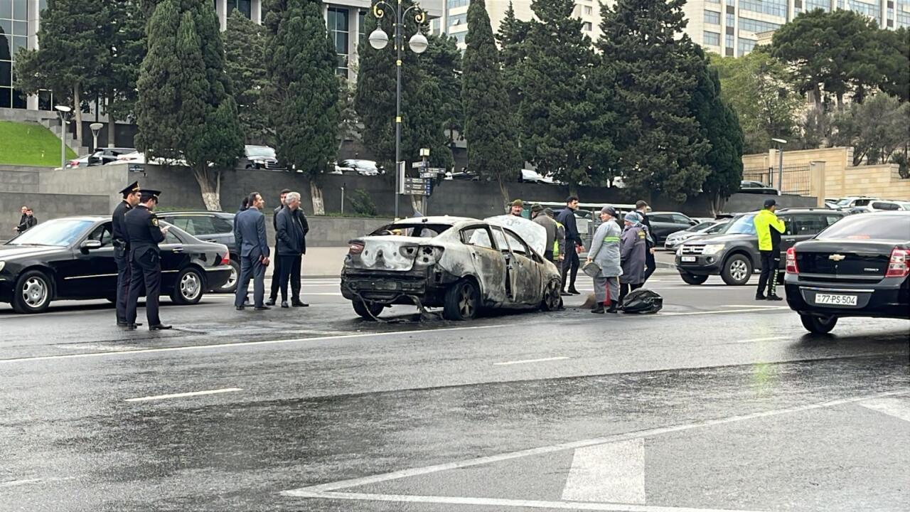 Milli Məclisin qarşısında avtomobil yandı 