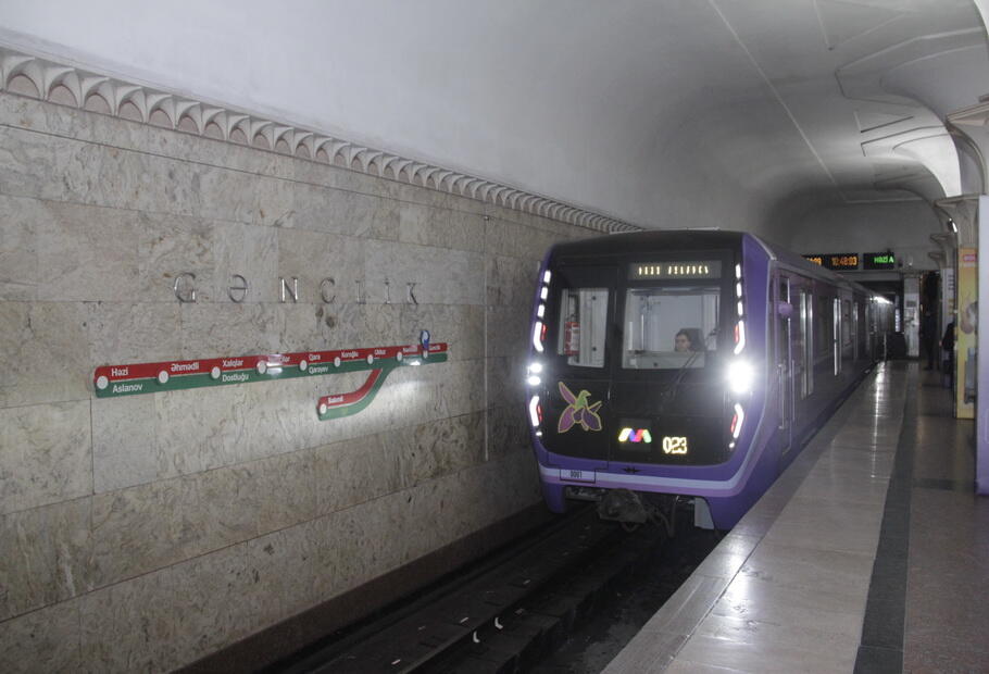 Bakı metrosunda tüstülənmə  Sərnişinlər düşürüldü
