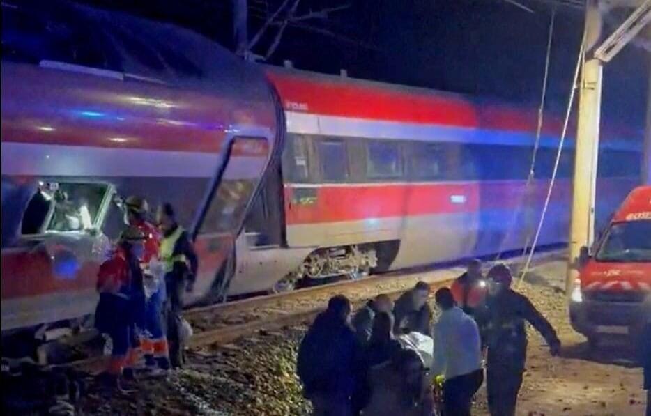 İspaniyada iki qatar toqquşdu  39 &ouml;l&uuml;, 73 yaralı var 