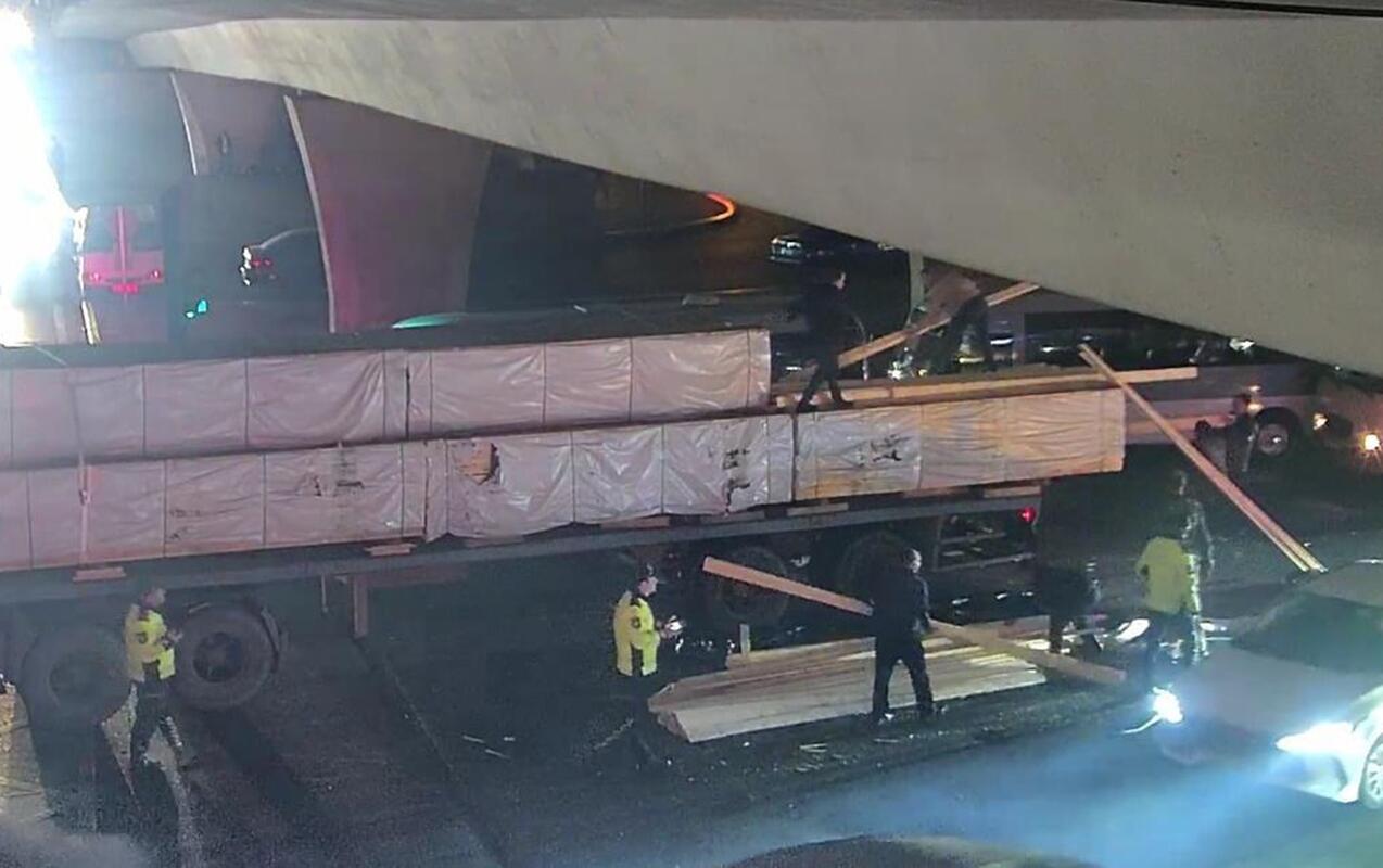 Yük asfalta dağıldı, tıxac yarandı 