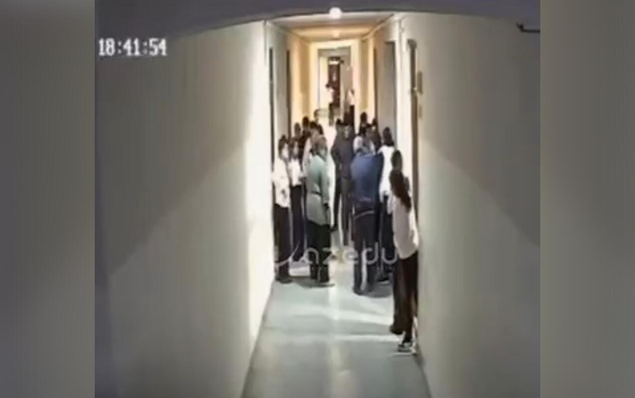 Boğazında &ccedil;&ouml;rək qalan şagirdi belə xilas etdilər  Anbaan g&ouml;r&uuml;nt&uuml;lər