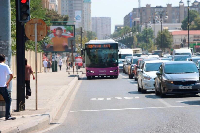 Bakıda &ldquo;sarı g&ouml;dək&ccedil;əlilər&rdquo; pul yığır