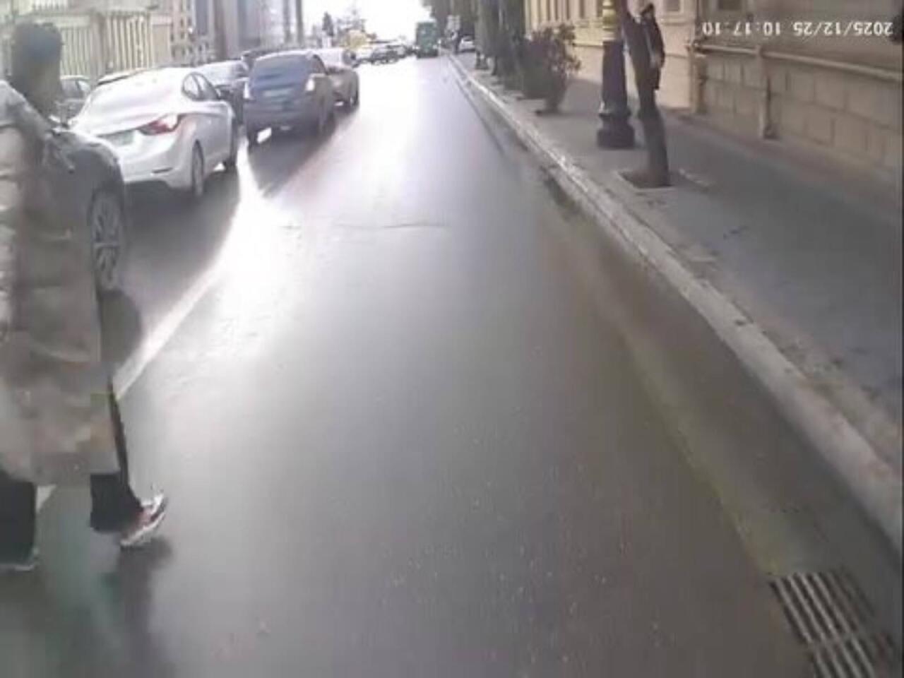 Bakıda "kamikadze piyada" avtobusun altında qalmaqdan son anda qurtuldu  VİDEO