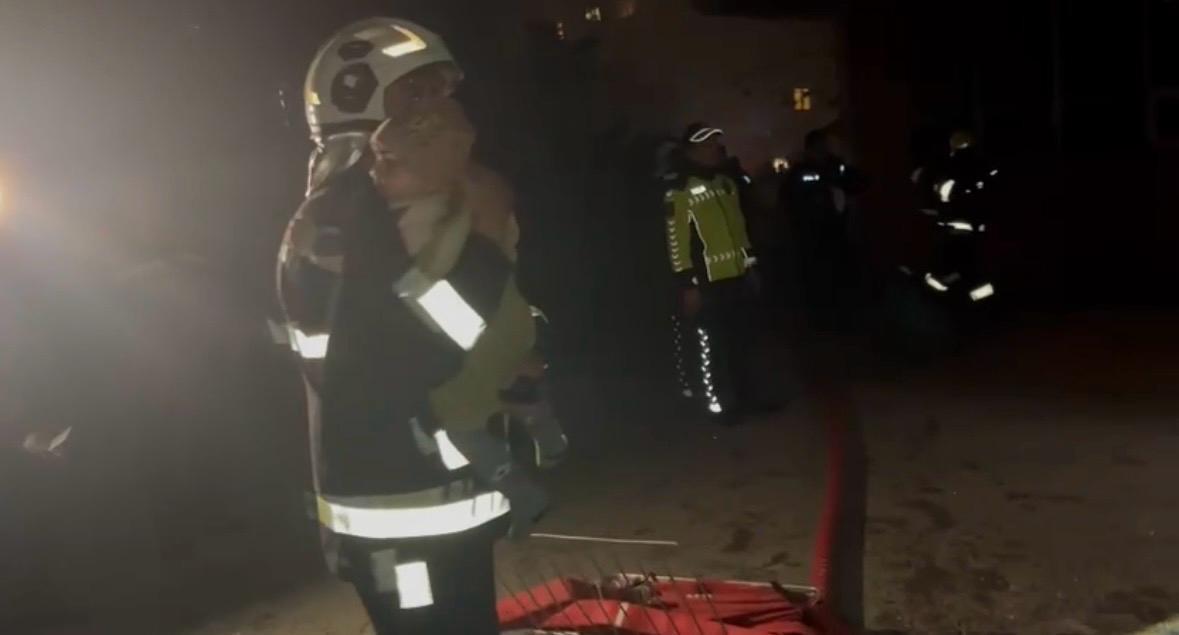 Körpə yanğından xilas edildi 