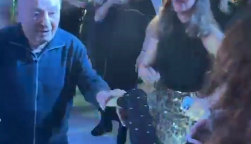 98 yaşlı &Ouml;mər Eldarovun Dilarə Kazımova ilə rəqsi diqqət &ccedil;əkdi 