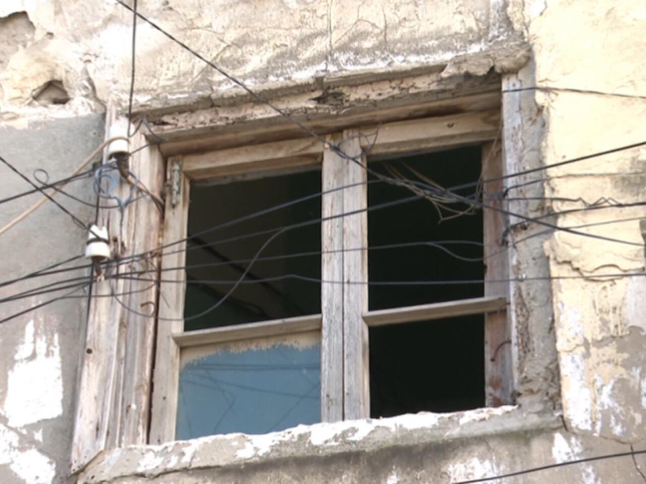 Bakıda bu binanın sakinləri qorxu içində yaşayır