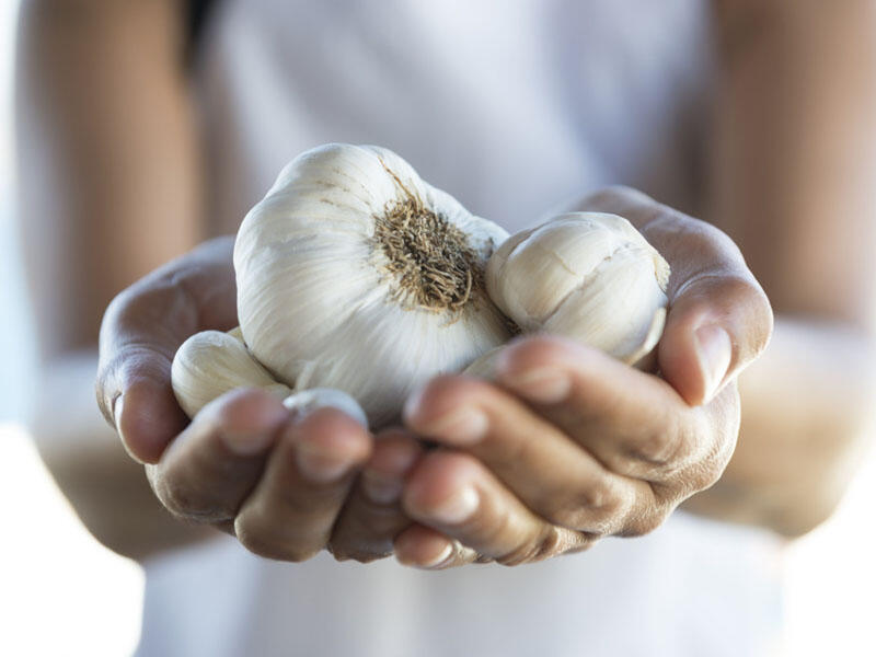 Qaynayan ət suyuna sarımsaq atsanız nə olar?   Dadını bərpa etməyin yolu