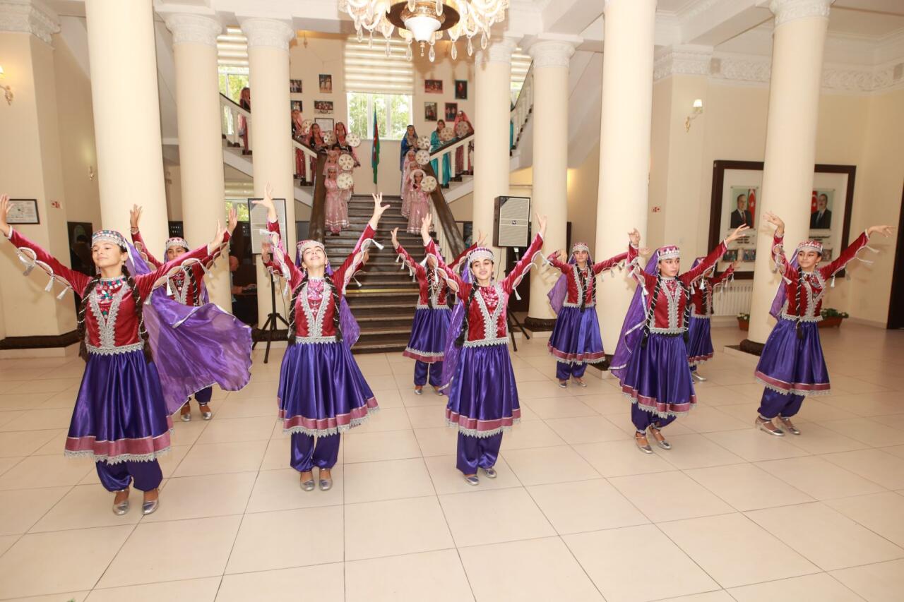 Dövlət Uşaq Filarmoniyası Üzeyir Hacıbəylinin 140 illiyinə həsr olunmuş konserttamaşa ilə çıxış edib  FOTO