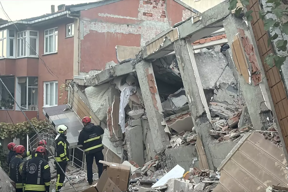 Türkiyədə daha bir bina çökdü  7 nəfər uçqunda qaldı  FOTO