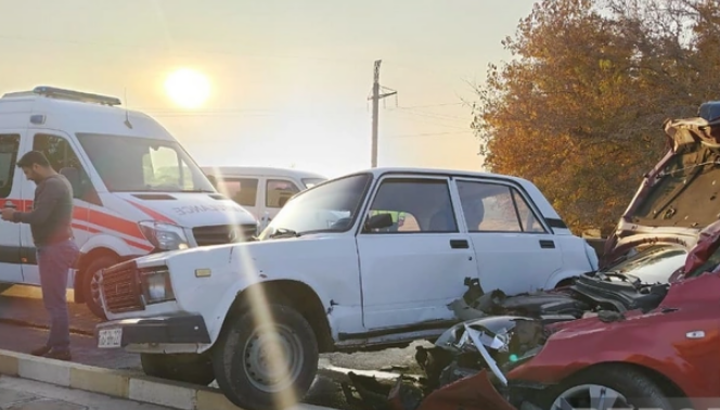 Babək ağır qəza  ana və üç övladı xəsarət aldı 