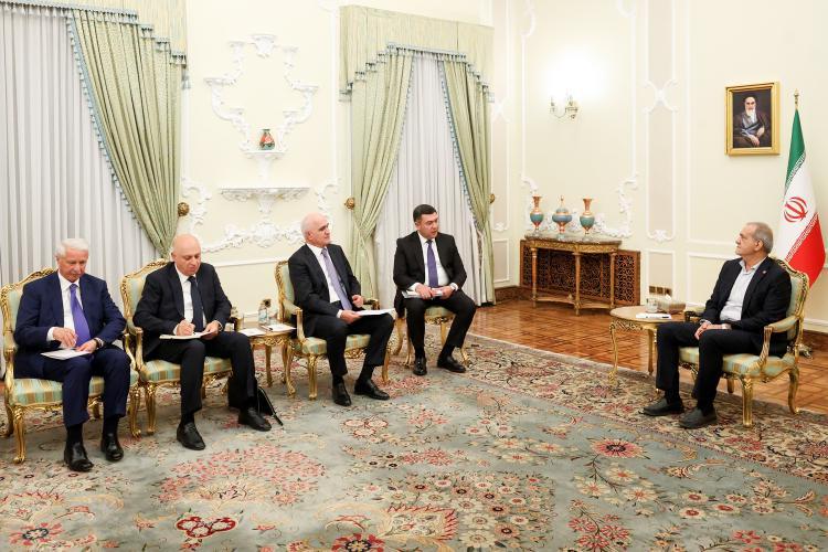 Pezeşkian Şahin Mustafayevin rəhbərlik etdiyi nümayəndə heyəti ilə görüşüb  FOTO