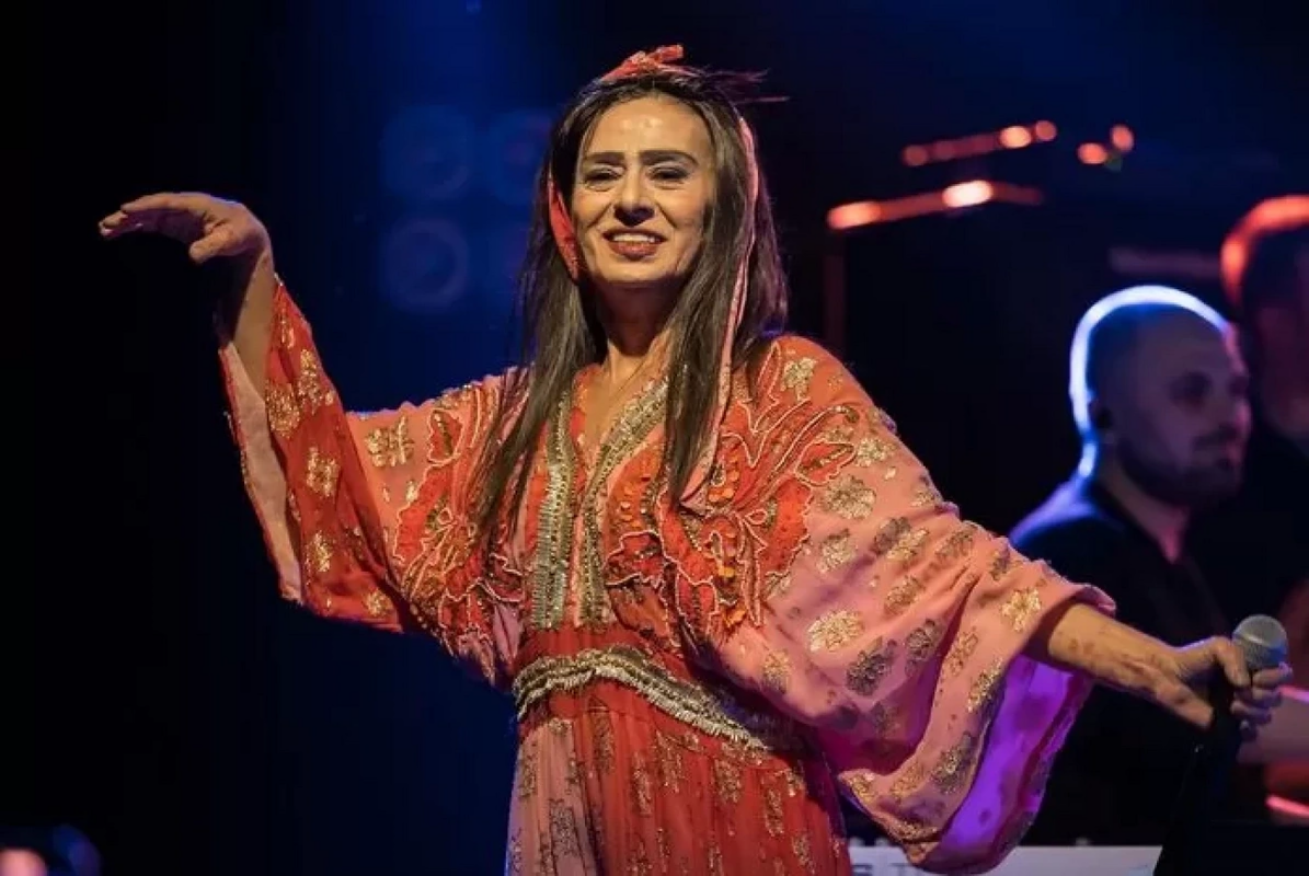 Məşhur m&uuml;ğənni səhnədə "parik"ini &ccedil;ıxarıb yallı getdi 