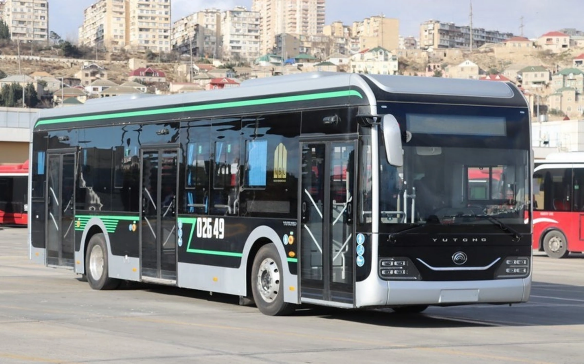 Avtobusda gərgin anlar: kişi qızı qolundan tutub ÇÖLƏ ATDI  VİDEO
