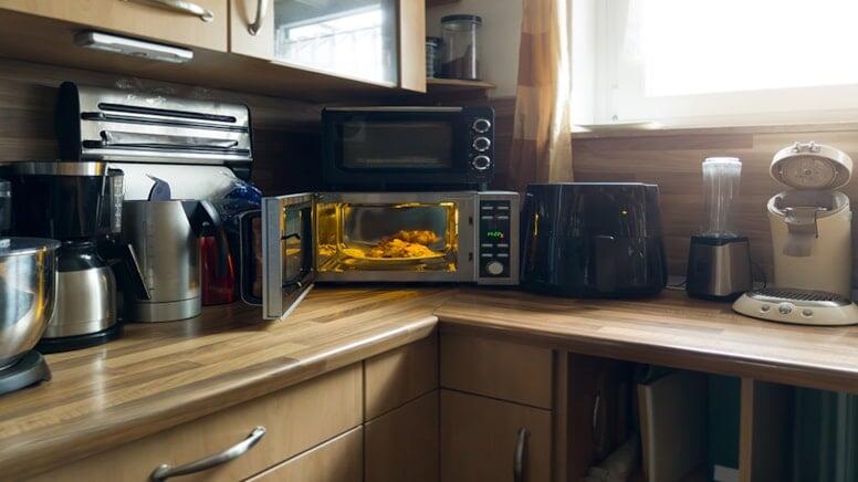 Evinizdəki bu cihaz mikrofonu olmasa da sizi gizlicə dinləyir