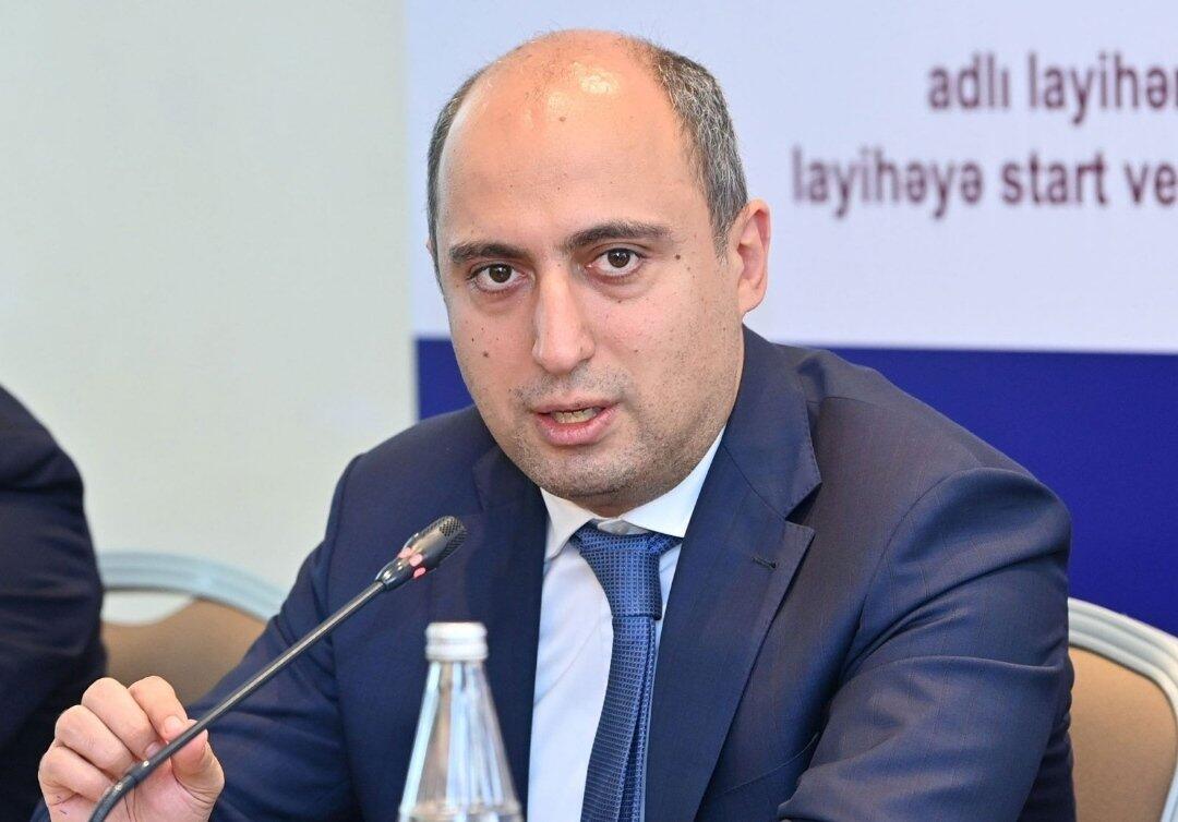 &ldquo;M&uuml;əllim&rdquo; s&ouml;z&uuml;n&uuml; d&uuml;zg&uuml;n yaza bilməyənlərlə sağollaşmışıq&rdquo;  Emin Əmrullayev