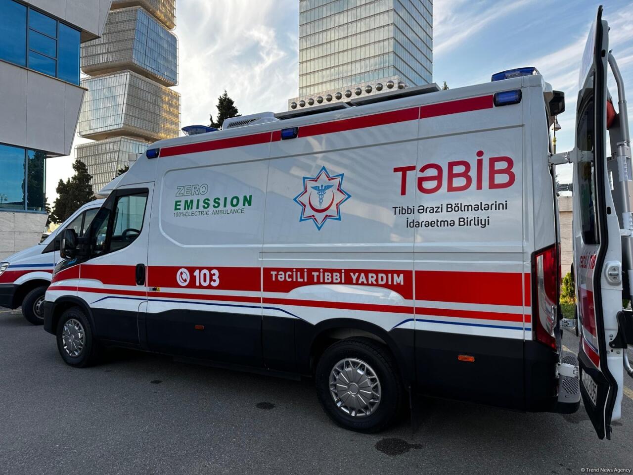Müəllimlər olan avtobus qəzayda düşdü  Yaralılar var