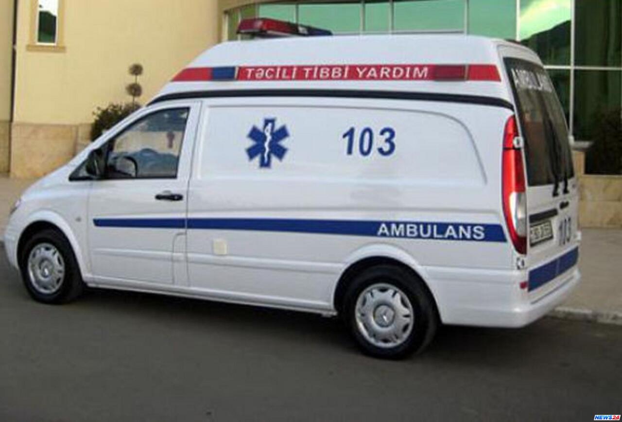 Bakıda DƏHŞƏT  yerdə uzanan piyadanın üzərindən maşın keçdi