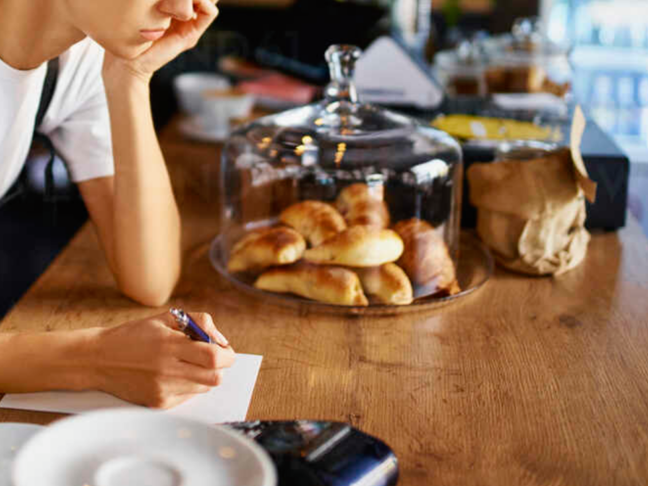 Stəkana tüpürüb müştərilərə çay süzən Ayşən işdən çıxarıldı 