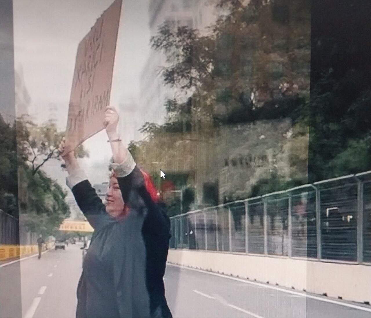 “Varlı xarici kişi axtarıram” yazıb, Bakı küçələrinə düşdü 