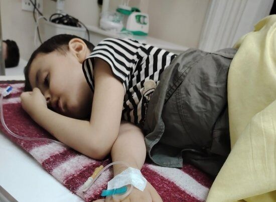 İmkansız ana xəstə övladının müalicəsi üçün yardım istəyir