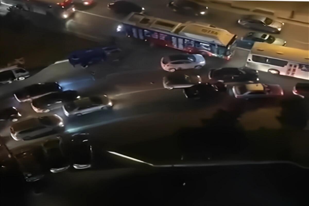 Bakıda taksi sürücüsü təhlükə saçdı: Ətrafdakı maşınları əzdi 