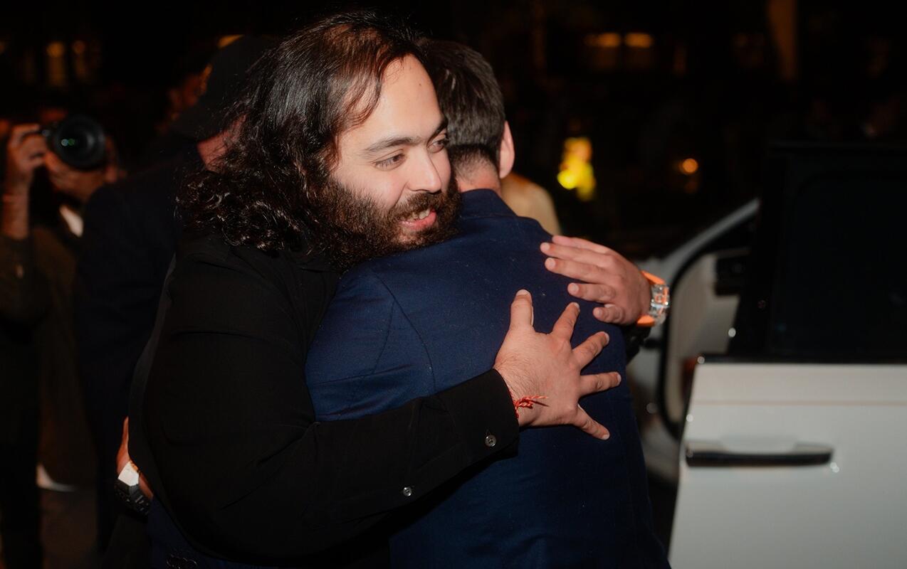 Toyu ilə d&uuml;nyaya səs salan hindistanlı bu dəfə qonağı ilə g&uuml;ndəm oldu 