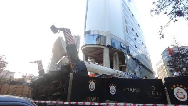 50 metrlik kran tələbə yataqxanasının &uuml;zərinə AŞDI 