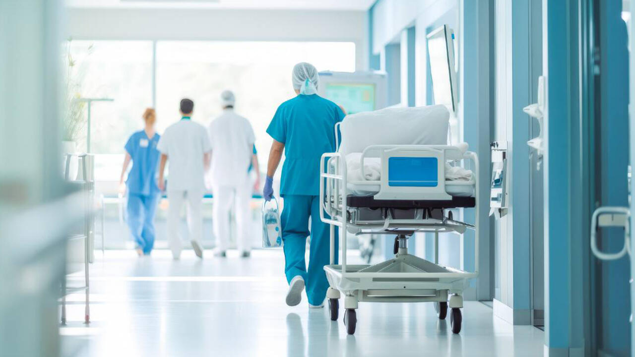 Qaxda avtomobil ağaca &ccedil;ırpıldı, s&uuml;r&uuml;c&uuml; &ouml;ld&uuml;